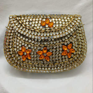 Bolsos de mano de mosaico de latón hechos a medida con decoración de perlas, bolso de mano metálico suave y elegante para fiestas. - Product Image 1