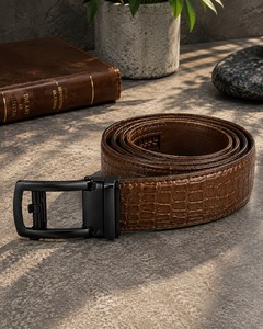 Ceinture en cuir gaufré crocodile marron avec boucle en alliage noir, design à cliquet sans trous, ajustable, pour homme, formelle - Product Image 4