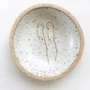 ต่างหูมุกน้ำจืดแบบร้อยเชือกประดับลูกปัด ต่างหูห้อยมุกเรียบหรู เครื่องประดับมุกมินิมอล ของขวัญแฮนด์เมดสุดหรูสำหรับผู้หญิง - Product Image 5