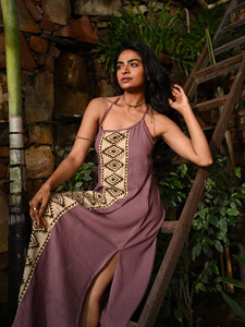 Elegante Vestido Maxi con Estampado Geométrico y Cuello Halter, con Abertura Alta en el Muslo y Delicadas Tiras Atadas en la Espalda - Product Image 2