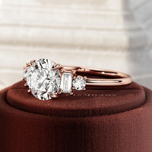 Bague de fiançailles élégante avec cinq pierres de diamant de laboratoire rondes brillantes de 2 carats, certifiées IGI E VS1, diamants CVD, or 14k/18k - Product Image 4