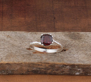 Bague solitaire classique bohème délicate en argent sterling 925 sertie de grenat rouge taille brillant, faite à la main, certifiée unisexe - Product Image 3