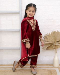 Hermoso concepto Material de terciopelo Lohri Vestidos especiales Punjabi estilo paraguas Salwar Suit con gota Patti trabajo para niños niñas - Product Image 3