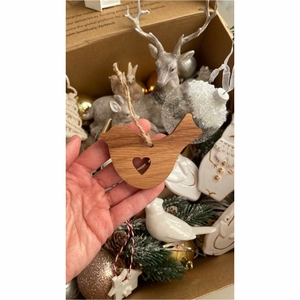 Ornement de Noël en bois écologique pour oiseaux, décoration rustique découpée au laser à suspendre à l'arbre, en forme de cœur, en bois naturel, pour les fêtes - Product Image 1