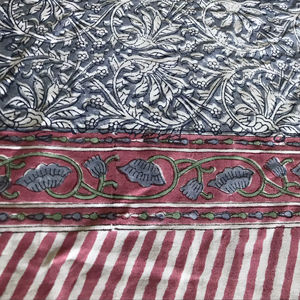 ผ้าฝ้ายพิมพ์ลายด้วยมือ – ลายดอกไม้สีเทาพิมพ์เต็มผืนพร้อมขอบสีแดงตัดกัน ผ้าพื้นเมืองอินเดีย - Product Image 1