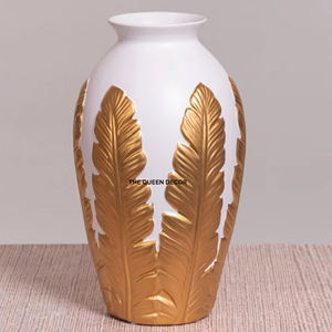 Vase moderne artisanal en aluminium plaqué or avec motif feuillage et verre, design créatif fait main - Product Image 3