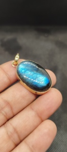 Colgante de Labradorita Azul Fuego Natural con Acabado Texturizado y Bisel Chapado en Oro sobre Latón - Product Image 3