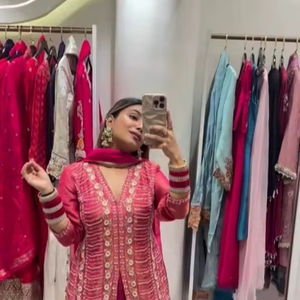 Conjunto de Fiesta de Última Moda: Top y Palazzo de Seda Simar con Bordado y Trabajo Manual, y Dupatta de Seda Tabby con Encaje Elegante - Product Image 1