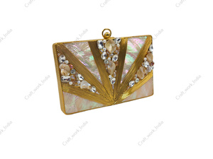 Bolso de mano indio de nácar con detalles de cristal de ágata y latón, diseño de lujo hecho a mano para fiestas y eventos. - Product Image 2