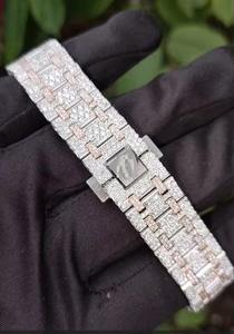 Montre en acier inoxydable avec diamants VVS sur mesure, directement de l'usine, pour la promotion de marque et les cadeaux d'entreprise, disponible à la vente. - Product Image 4