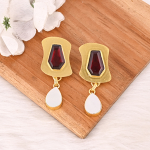 Boucles d'oreilles en laiton plaqué or avec pierres précieuses grenat hydro et nacre, serties à la main, pour femmes, lot de 10 paires en gros - Product Image 2