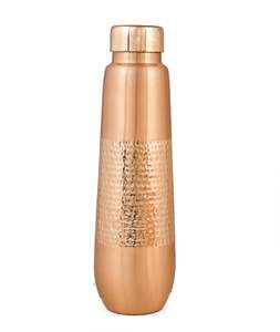 Elegante botella de agua de cobre con diseño de textura martillada, acabado metálico premium, altura tradicional - 10.5 pulgadas, juego de 2 vasos. - Product Image 3