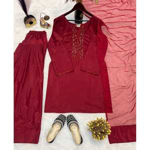 Top de Fiesta Rojo Talla L de Diseño Indio y Pakistaní Maruti Creation con Salwar y Dupatta - Product Image 1