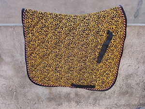 Équipement équestre personnalisé, selles de cheval, tapis de selle de dressage scintillant doré. - Product Image 5