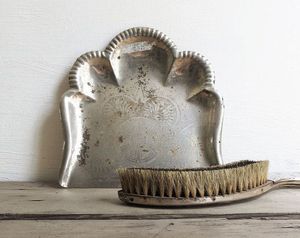 Recogedor de polvo metálico funcional para eliminar polvo, pelo, restos de papel y pequeños desechos de pisos duros. - Product Image 1