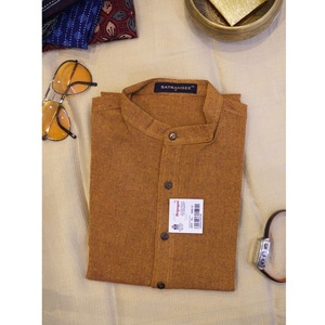 T-shirt en coton bleu élégant pour homme, col mandarin, design uni, parfait pour les soirées, les sorties nocturnes et un look smart casual. - Product Image 2