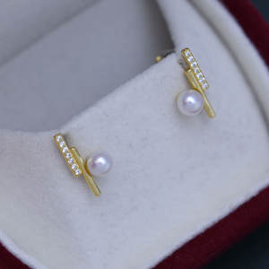 ต่างหูมุกน้ำจืดสีขาวทรงกลมขนาด 4-10 มม. เงินแท้ S925 ดีไซน์เรียบง่าย ประดับด้วยเข็ม สำหรับผู้หญิง ให้แสงสว่างสวยงาม ดีไซน์ละเอียดอ่อน - Product Image 2