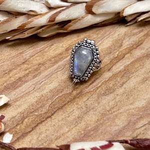 แหวนรูปโลงศพประดับมูนสโตนสำหรับผู้หญิง ชุบเงิน ทำจากทองเหลือง เครื่องประดับสไตล์โกธิคโบฮีเมียน ของขวัญสำหรับงานหมั้นและงานแต่งงาน ขายส่ง - Product Image 3