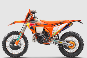 OFFRE DROPSHIPPING – Moto Enduro 2 temps KTM 300 XC-W FACTORY EDITION 2025 à 6 vitesses, 100 % authentique - Product Image 2