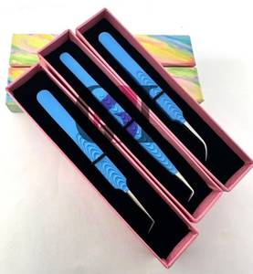 Pince à épiler de précision en acier inoxydable 90/45/Courbe/ avec revêtement en poudre bleue, pointe lisse/fibre et motif ours en peluche découpé - Product Image 1