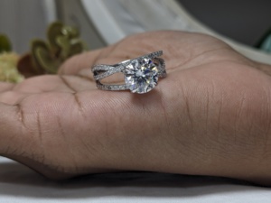 Anillo de compromiso de lujo vintage con moissanita de 2.50 ct y engaste de garras retorcidas Lurba Jewels, regalo de aniversario para mujer, de oro macizo - Product Image 5