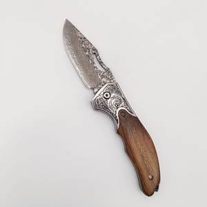 Cuchillo Plegable de Acero de Damasco SHARP POINT TRADES, Hoja Recta de 0.5mm de Grosor, Apertura con Perilla, Mango de Madera - Product Image 4