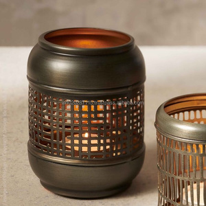 Soporte votivo de metal de diseñador con aspecto de latón antiguo para una decoración única del hogar vintage y una configuración de velas íntimas con clase - Product Image 6