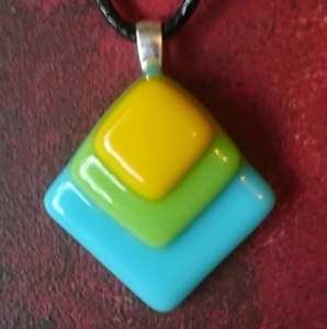 Collar con Colgante de Resina Teñida a Mano TCE, Joyería de Inspiración Natural, Regalo Minimalista de Moda para Mujer, Hecho por Artesanos - Product Image 1