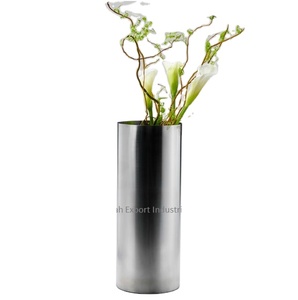 Florero de metal con acabado plateado de diseño curvo para el hogar y la boda, florero decorativo hecho a mano para mesa y suelo - Product Image 3