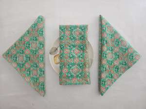 Serviette de table en coton imprimée à la main avec motifs floraux, brodée, réutilisable, pour les dîners, les réunions et la décoration de table festive - Product Image 3