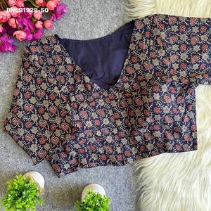 Blusa de Algodón Ajrakh de Buena Calidad con Estampado de Flores Pequeñas, Manga hasta el Codo, Cuello en V, Acolchada y con Cierre Frontal, Venta al Por Mayor - Product Image 3