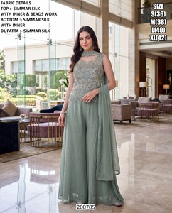Ensemble de fête traditionnel pour femme, élégant, gris, en soie brodée, avec perles, longueur ras du sol, et dupatta Bhandhani - Product Image 1