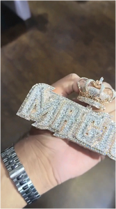 จี้เพชรโมอิสซาไนต์ทรงบาแกตต์แบบฮิปฮอป  จี้เงินแท้ 925 ประดับเพชรโมอิสซาไนต์  พร้อมสลักอักษรตามสั่ง สำหรับทุกเพศ - Product Image 3