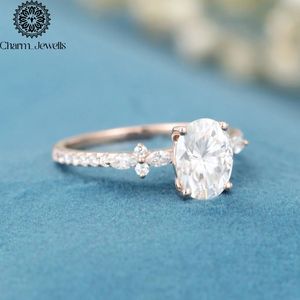 Bague de fiançailles pour femme en moissanite plaqué or rose, taille coussin, avec sertissage à griffes et accents latéraux floraux, style classique - Product Image 5