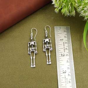 Pendientes Colgantes de Latón con Diseño de Esqueleto |   Joyería de Calavera Gótica |   Pendientes de Halloween |   Declaración Espeluznante |   Regalo para Ella - Product Image 3
