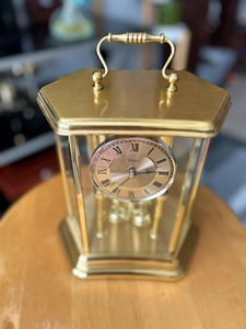 Reloj de Escritorio Tempo de Latón, Forma Poligonal, Números Romanos, Movimiento Mecánico, Silencioso, Sin Tictac, con Sonido de Campana Cada Hora - Product Image 3