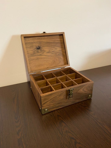 Boîte de rangement en bois d'acacia finition rustique pour la décoration, les bijoux, les outils ou les souvenirs, style bohème fait main en provenance d'Inde - Product Image 3