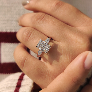 Bague de Mariage Premium en Diamant Taillé Radiant Bicolore avec Pierres Latérales en Poire, Bijoux de Mariée de Laboratoire, Fournisseur en Gros en Ligne - Product Image 4