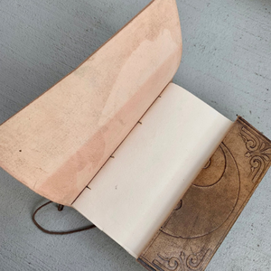 Diario de Cuero con Grabado Yin Yang, Tapa Dura Hecha a Mano, Papel de Algodón Reciclado, Cierre de Cuerda, Cuaderno de Meditación Estilo Antiguo - Product Image 5