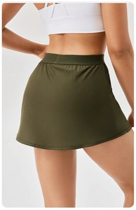 Jupe de sport asymétrique vert olive pour femme avec poche, taille élastique, style mini-short respirant pour l'entraînement et la course à pied - Product Image 2