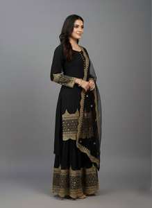 Ensemble de kurta moderne en soie froissée trois pièces pour femmes avec broderies lourdes, séchage rapide, idéal pour les mariages et les occasions festives - Product Image 2