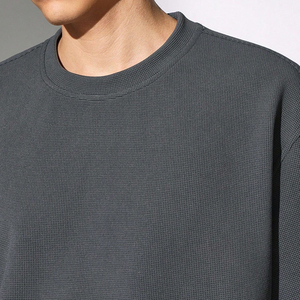 T-shirt texturé gris foncé pour homme, coupe ample avec détail de couture horizontale au dos - Style streetwear décontracté, T-shirt personnalisé - Product Image 3
