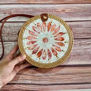 Sac à main artisanal en rotin et nacre, luxueux, avec incrustation de coquillages irisés, tissé, pour la mode bohème moderne, la plage et les soirées - Product Image 1