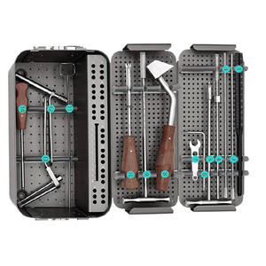 Kit de traumatologie pour chirurgie spinale, comprenant des forets à poignée en T en acier de qualité médicale, un jeu de vis canulées de 6,5 mm et une boîte de rangement perforée autoclavable - Product Image 1