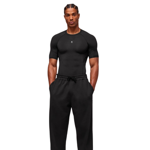 Camiseta de compresión ajustada en color negro para ropa deportiva, ropa activa y de entrenamiento para hombre con un ajuste cómodo y elástico. - Product Image 2