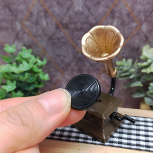 Gramófono de plástico estilo antiguo, miniatura decorativa con corneta dorada y tocadiscos negro para decoración del hogar, para mayores de 14 años. - Product Image 3