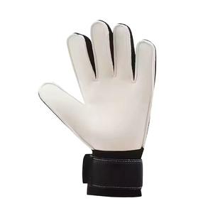 Gants de gardien de but pour les entraînements quotidiens avec rembourrage épais sur la paume, sangle de maintien des doigts, ajustement parfait et maniabilité stable lors des tirs rapides. - Product Image 6