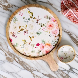 Beau plateau de service en bois floral rose élégant décor de cuisine conception essentielle de fête parfait pour l'affichage de cuisine - Product Image 1
