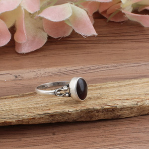 Bague en grenat rouge faite à la main, sertie clos, en argent sterling 925, style classique, pierre de naissance de janvier, bijoux naturels d'artisanat artisanal, vente en gros - Product Image 3
