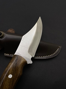 Cuchillo de caza y camping con mango de madera de nogal, hoja fija de acero inoxidable, borde parcialmente dentado, ligero. - Product Image 4